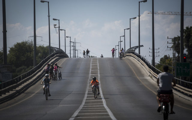 Des Israéliens font du vélo dans les rues vides pendant Yom Kippour. (Crédit : Hadas Parush/Flash90) Des Israéliens font du vélo dans les rues vides pendant Yom Kippour. (Crédit : Hadas Parush/Flash90)