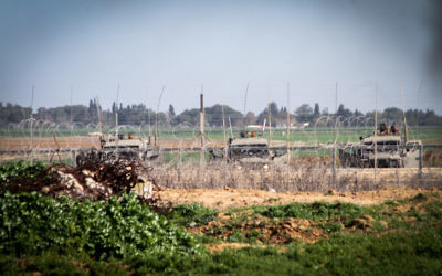 Les forces israéliennes devant la barrière de sécurité de la frontière entre Israël et le sud de la bande de Gaza. Illustration. (Crédit : Abed Rahim Khatib/Flash90)
