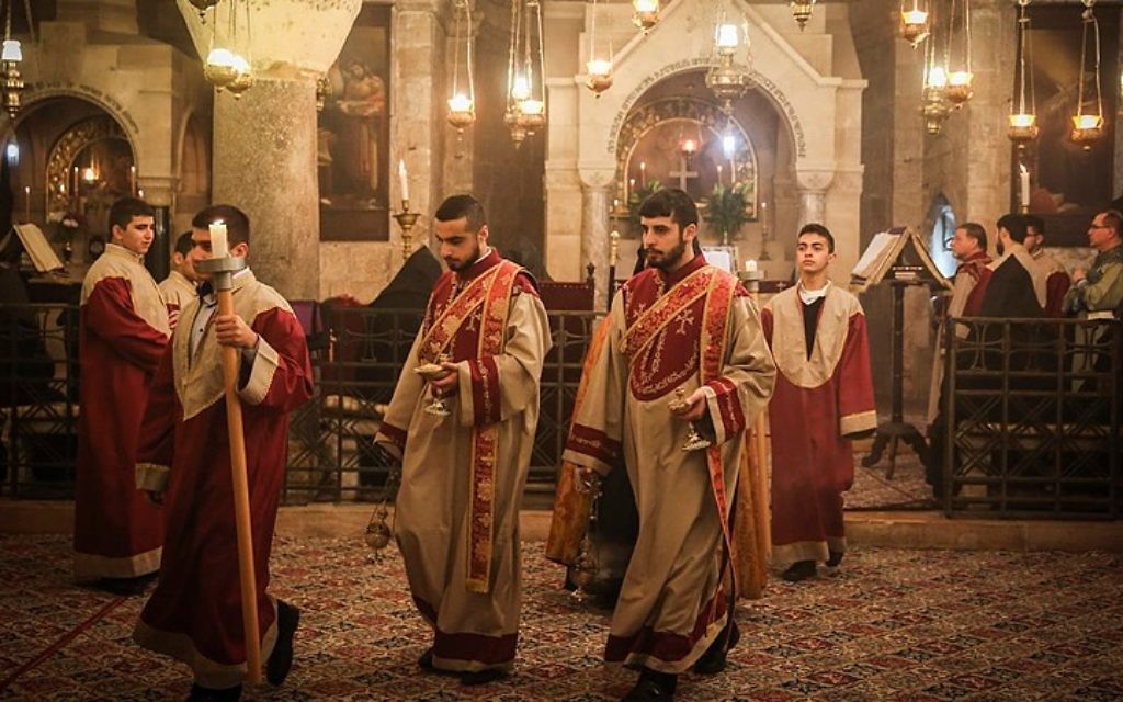 Des prêtres de l'Eglise arménienne assistent aux prières du dimanche des Rameaux dans l'église du Saint-Sépulcre, dans la Vieille Ville de Jérusalem, le 5 avril 2015. (Crédit : Hadas Parush/Flash90) Des prêtres de l'Eglise arménienne assistent aux prières du dimanche des Rameaux dans l'église du Saint-Sépulcre, dans la Vieille Ville de Jérusalem, le 5 avril 2015. (Crédit : Hadas Parush/Flash90)