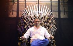 Oren Hazan, député du Likud, est assis sur une réplique du trône de fer de la série "Game of Throne" à Tel Aviv, le 5 avril 2015. (Crédit : Tomer Neuberg/Flash90)