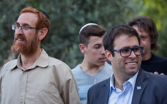Les députés du Likud Yehuda Glick, à gauche, et Oren Hazan pendant une manifestation devant le mont du Temple, dans la Vieille Ville de Jérusalem, le 14 juillet 2015. (Crédit : Yonatan Sindel/Flash90) Les députés du Likud Yehuda Glick, à gauche, et Oren Hazan pendant une manifestation devant le mont du Temple, dans la Vieille Ville de Jérusalem, le 14 juillet 2015. (Crédit : Yonatan Sindel/Flash90)