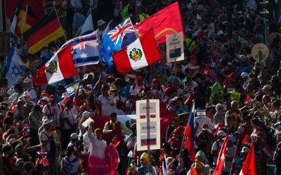 Des milliers de chrétiens évangélistes ont participé à une parade dans le centre de Jérusalem pendant la fête juive de Souccot, le 1er octobre 2015. (Crédit : Nati Shohat/Flash90)