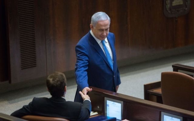 Le Premier ministre Benjamin Netanyahu, avec le chef de l'opposition Isaac Herzog pendant une cérémonie marquant le 50e anniversaire de la Knesset, le 19 janvier 2016. (Crédit : Yonatan Sindel/Flash90) Le Premier ministre Benjamin Netanyahu, avec le chef de l'opposition Isaac Herzog pendant une cérémonie marquant le 50e anniversaire de la Knesset, le 19 janvier 2016. (Crédit : Yonatan Sindel/Flash90)