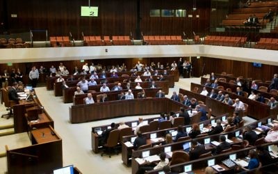 Les députés votent à la Knesset, le 11 juillet 2016 (Crédit : Yonatan Sindel / Flash90)