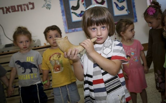 Un enfant israélien souffle dans un shofar dans un jardin d'enfants d'Efrat, dans le Gush Etzion, le 8 septembre 2016. Le shofar est principalement utilisé à Rosh Hashana, le nouvel an juif. (Crédit : Gershon Elinson/Flash90) Un enfant israélien souffle dans un shofar dans un jardin d'enfants d'Efrat, dans le Gush Etzion, le 8 septembre 2016. Le shofar est principalement utilisé à Rosh Hashana, le nouvel an juif. (Crédit : Gershon Elinson/Flash90)