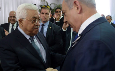 Le Premier ministre Benjamin Netanyahu et le président de l'Autorité palestinienne Mahmoud Abbas pendant les funérailles d'état du 9e président Shimon Peres, au cimetière du mont Herzl, à Jérusalem, le 30 septembre 2016. (Crédit : Amos Ben Gershom/GPO)