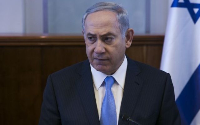 Le Premier ministre Benjamin Netanyahu pendant la réunion hebdomadaire du cabinet dans ses bureaux, à Jérusalem, le 9 octobre 2016. (Crédit : Ohad Zwigenberg/Pool) Le Premier ministre Benjamin Netanyahu pendant la réunion hebdomadaire du cabinet dans ses bureaux, à Jérusalem, le 9 octobre 2016. (Crédit : Ohad Zwigenberg/Pool)
