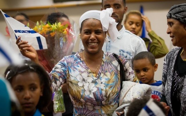 Une immigrante éthiopienne arrive en Israël, le 9 octobre 2016. (Crédit : Miriam Alster/Flash90)