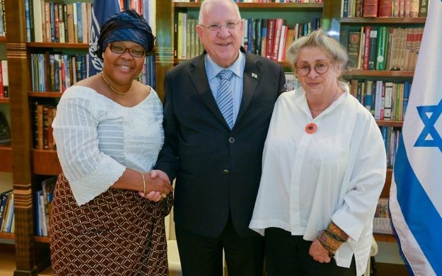 Le président Reuven Rivlin et son épouse Nechama avec la lauréate libérienne du Prix Nobel de la Paix 2011 Leymah Gbowee, à Jérusalem, le 19 octobre 2016. (Crédit : Roie Berkowitz/GPO)