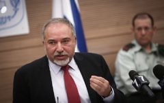 Le ministre de la Défense Avigdor Liberman devant la commission des Affaires étrangères et de la Défense de la Knesset, le 31 octobre 2016. (Crédit : Miriam Alster/Flash90)