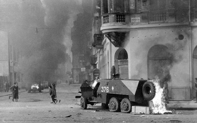 Véhicule de transport blindé soviétique BTR-152 en flammes à Budapest en novembre 1956 (Crédit : Házy Zsolt / CC-BY-SA-3.0) Véhicule de transport blindé soviétique BTR-152 en flammes à Budapest en novembre 1956 (Crédit : Házy Zsolt / CC-BY-SA-3.0)