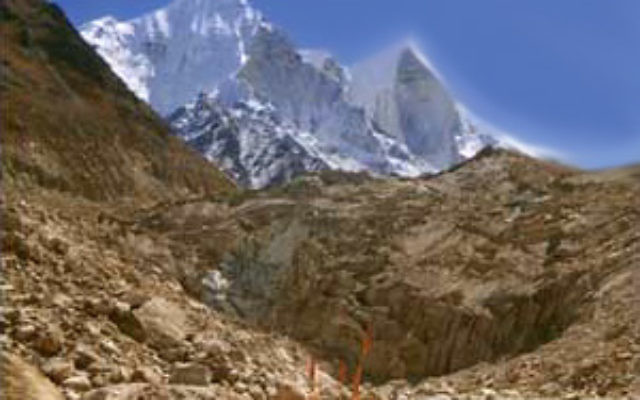 Le glacier Gangotri dans l'Himalaya, une destination de haute montagne populaire. Un Israélien a été tué là-bas en octobre 2016 quand il est tomé dans une gorge. (Crédit : Priyanath/CC BY-SA 3.0/Wikimedia Commons)