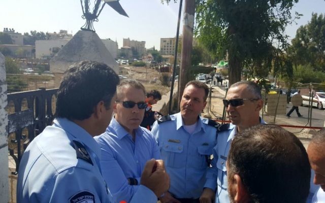 Le ministre de la Sécurité intérieure Gilad Erdan et le chef de la police de Jérusalem Yoram Halevy sur la scène d'une attaque terroriste près de la colline des munitions, à Jérusalem, le 9 octobre 2016. (Crédit : autorisation)