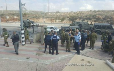 Les forces de l'ordre israéliennes sur les lieux d'une attaque au couteau au carrefour Tapuah, près de Naplouse, en Cisjordanie, le 19 octobre 2016. (Crédit : police israélienne)