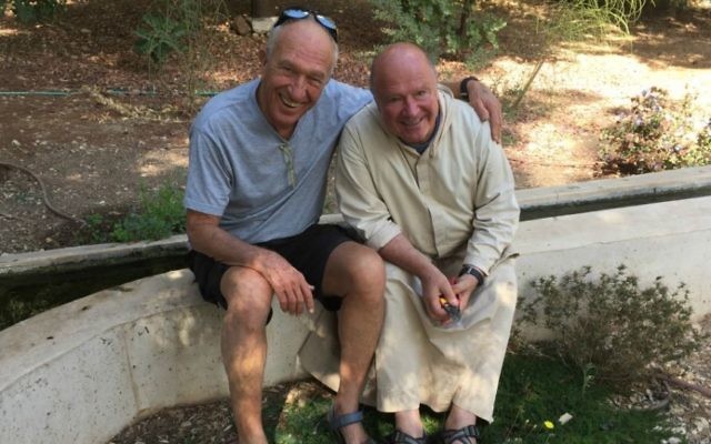 Gershon Cohen et Frère Olivier, les partenaires improbables et fondateurs du Festival annuel d'Abu Ghosh (Crédit : Jessica Steinberg / Times of Israel)
