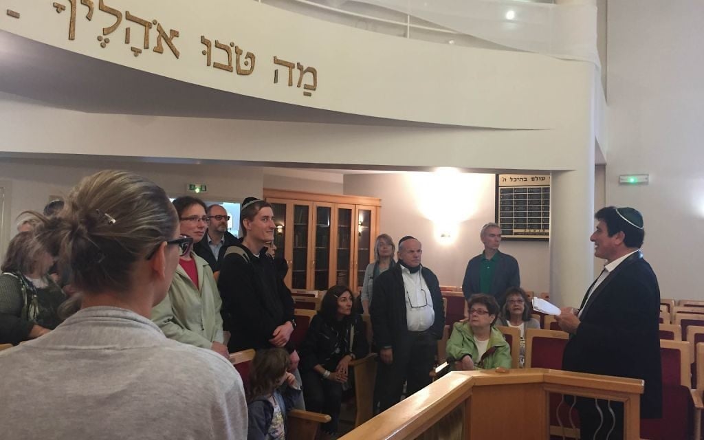 Visite guidée de la synagogue d'Issy-les-Moulineaux (France) lors des Journées européennes du patrimoine, le 18 septembre 2016. (Crédits : Héloïse Fayet / Times of Israel)