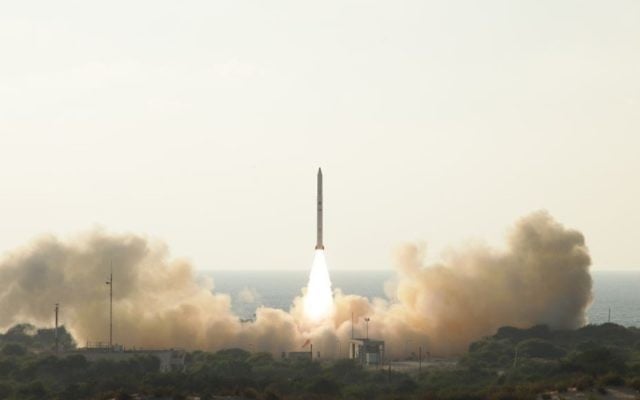 Le satellite espion Ofek-11 d'Israël décolle de la base aérienne Palmachim dans le centre d'Israël le 13 septembre 2016. (Crédit : Ministère de la Défense) Le satellite espion Ofek-11 d'Israël décolle de la base aérienne Palmachim dans le centre d'Israël le 13 septembre 2016. (Crédit : Ministère de la Défense)