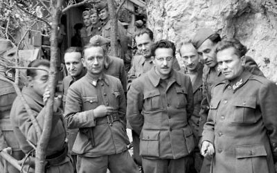 Josip Broz Tito de Yougoslavie (à droite) et le Commandement suprême des Partisans, en mai 1944 (Crédit : Domaine public / Wikipedia)