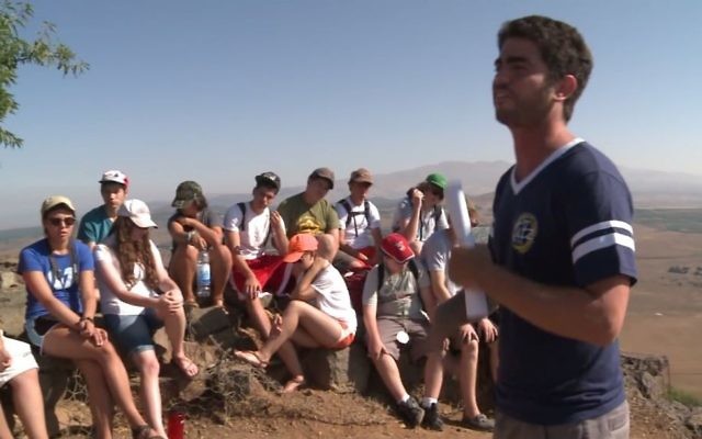 Des participants à un programme de l'Union pour le Judaïsme Réformé en Israël (Crédit : capture d'écran YouTube) Des participants à un programme de l'Union pour le Judaïsme Réformé en Israël (Crédit : capture d'écran YouTube)