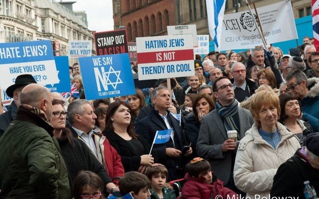 Un rassemblement contre l'antisémitisme à Manchester, au Royaume-Uni, le 19 octobre 2014. (Crédit : Mike Poloway)