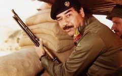 Saddam Hussein pendant la guerre Iran-Irak, dans les années 1980. (Crédit : Domaine public/Wikimedia Commons)
