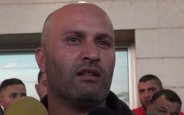 Bassem Abu Amar, le père de Nimer Abu Amar, bédouin israélien de 15 ans qui a été tué à la frontière égyptienne alors qu'il travaillait comme sous-traitant pour le ministère de la Défense le 25 octobre 2016. (Crédit : capture d'écran Ynet)