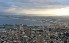Vue sur la baie de Haïfa. (Crédit : Beivushtang/CC BY-SA 3.0/WikiCommons)