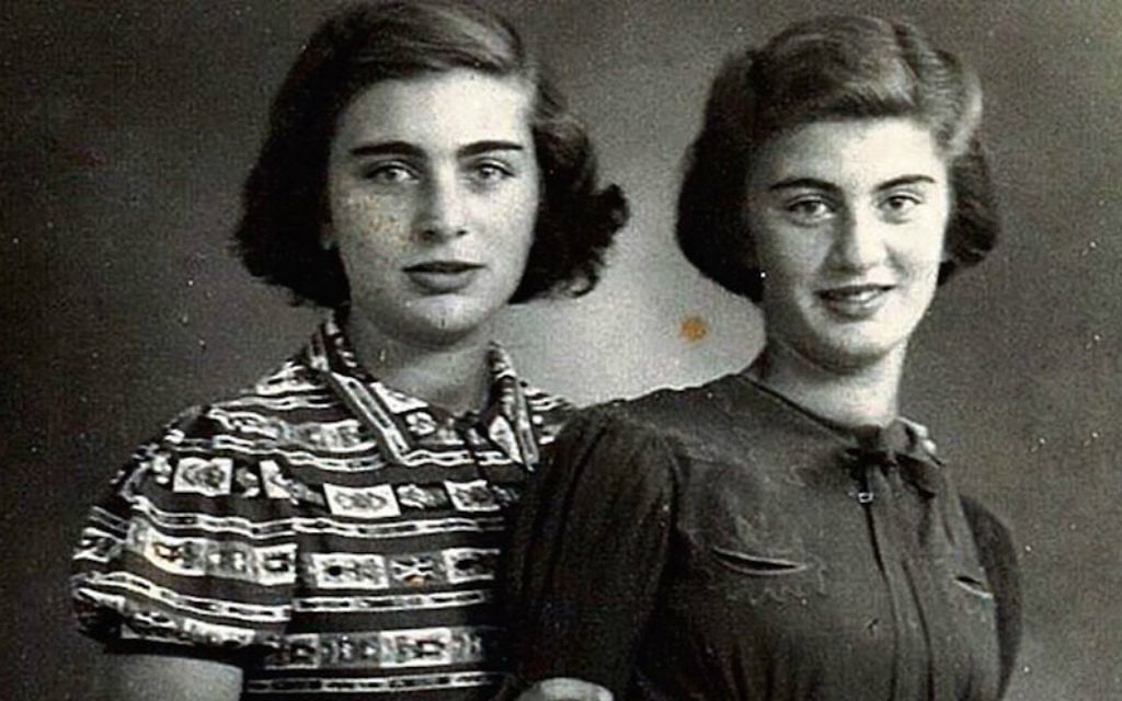 Carry Ulreich, à droite, et sa sœur aînée, Rachel, dans une photographie prise pendant leur période dans la clandestinité à Rotterdam pendant l'occupation nazie (Crédit : Boekencentrum / Mozaïek / JTA)