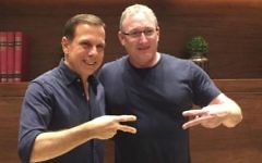 Noam Bardin, PDG de Waze (à droite) rencontre le maire élu de Sao Paulo, Joao Doria pour discuter d'un partenariat au sujet de la mobilité urbaine. (Crédit : autorisation de Joao Doria)