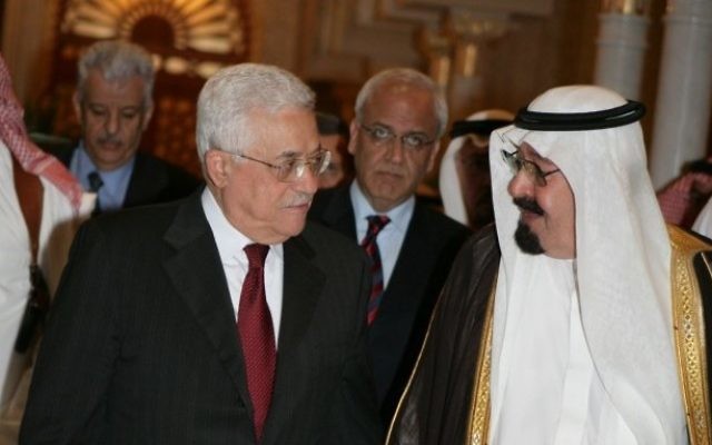 Le roi Abdallah d'Arabie saoudite (à droite) et le président de l'Autorité palestinienne Mahmoud Abbas à Riyad, le 18 juin 2014. (Crédit : Omar Rashidi/Flash90)