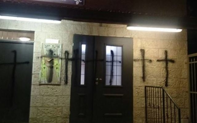 Des croix noires peintes à la bombe sur une synagogue dans la rue Yossi ben Yoezer, à Jérusalem (Crédit : porte-parole de la police). Des croix noires peintes à la bombe sur une synagogue dans la rue Yossi ben Yoezer, à Jérusalem (Crédit : porte-parole de la police).
