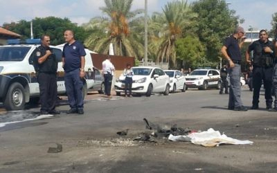 Une roquette tirée depuis la bande de Gaza a atterri sur une route de Sdérot, le 5 octobre 2016. (Crédit : police israélienne)