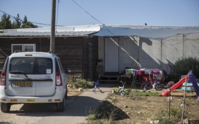 Vue d'une rue et des caravanes dans l'avant-poste juif d'Amona en Cisjordanie, le 28 juillet 2016. (Crédit : Hadas Parush/Flash90) Vue d'une rue et des caravanes dans l'avant-poste juif d'Amona en Cisjordanie, le 28 juillet 2016. (Crédit : Hadas Parush/Flash90)