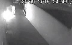 Les image de la caméra de sécurité montrent un client déçu en train de mettre le feu à un restaurant de Netanya le 30 septembre 2016 (Crédit : Capture d'écran Deuxième chaîne)