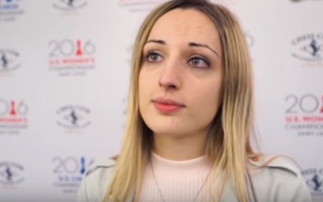 La championne américain d'échec Nazi Paikidze (Crédit : Capture d'écran YouTube)