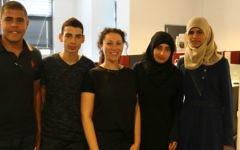 Les étudiants de Bridgetech avec Ariel Dloomi au centre. (Crédit : autorisation)