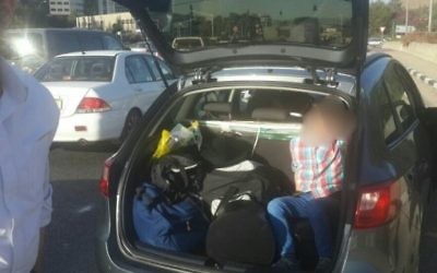 Un enfant dans le coffre de la voiture familiale après y avoir été placé par ses parents, déclenchant des craintes d'un enlèvement, le 17 octobre 2016. (Crédit : police israélienne)