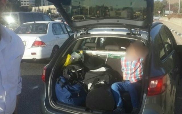 Un enfant dans le coffre de la voiture familiale après y avoir été placé par ses parents, déclenchant des craintes d'un enlèvement, le 17 octobre 2016. (Crédit : police israélienne)