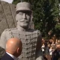Une statue érigée à la mémoire d'Alfred Dreyfus, le 21 octobre 2016 (Crédit : capture d'écran YouTube)
