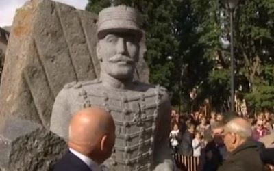 Une statue érigée à la mémoire d'Alfred Dreyfus, le 21 octobre 2016 (Crédit : capture d'écran YouTube)