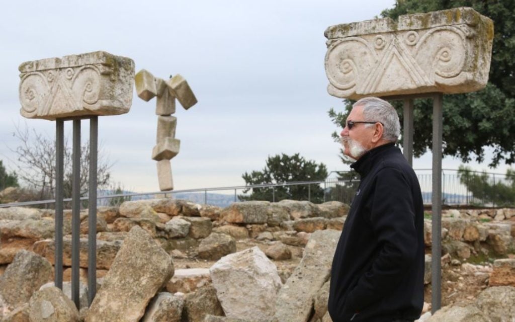 Le secrétaire du Kibbutz Jossef (Joha) Engel à côté de ruines datant du 8ème siècle avant notre ère au Kibboutz Ramat Rachel (Crédit : Shmuel Bar-Am)
