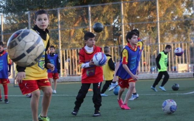 Des enfants juifs et arabes s'entrainent ensemble à Jérusalem, dans le cadre du programme Kick It Out pour éliminer le racisme dans le milieu du football. (Crédit : Yossi Zamir) Des enfants juifs et arabes s'entrainent ensemble à Jérusalem, dans le cadre du programme Kick It Out pour éliminer le racisme dans le milieu du football. (Crédit : Yossi Zamir)