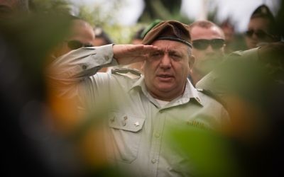 Salut militaire de Gadi Eisenkot, chef d'état major de l'armée israélienne, lors de la cérémonie commémorative de la Guerre de Kippour le 13 octobre 2016 au mont Herzl. (Crédits : Hadas Parush/Flash90)