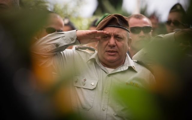Salut militaire de Gadi Eisenkot, chef d'état major de l'armée israélienne, lors de la cérémonie commémorative de la Guerre de Kippour le 13 octobre 2016 au mont Herzl. (Crédits : Hadas Parush/Flash90) Salut militaire de Gadi Eisenkot, chef d'état major de l'armée israélienne, lors de la cérémonie commémorative de la Guerre de Kippour le 13 octobre 2016 au mont Herzl. (Crédits : Hadas Parush/Flash90)