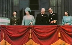 De gauche à droite : la princesse Elizabeth, la reine Elizabeth, Winston Churchill, le roi George VI et la princesse Margaret au balcon de Buckingham Palace, le 8 mai 1945. (Crédit : Wikimedia Commons/domaine public)