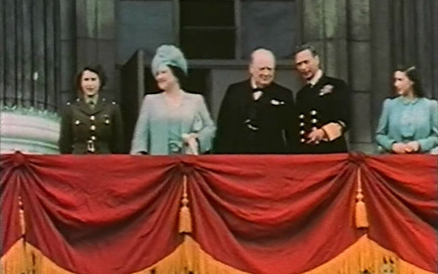 De gauche à droite : la princesse Elizabeth, la reine Elizabeth, Winston Churchill, le roi George VI et la princesse Margaret au balcon de Buckingham Palace, le 8 mai 1945. (Crédit : Wikimedia Commons/domaine public) De gauche à droite : la princesse Elizabeth, la reine Elizabeth, Winston Churchill, le roi George VI et la princesse Margaret au balcon de Buckingham Palace, le 8 mai 1945. (Crédit : Wikimedia Commons/domaine public)