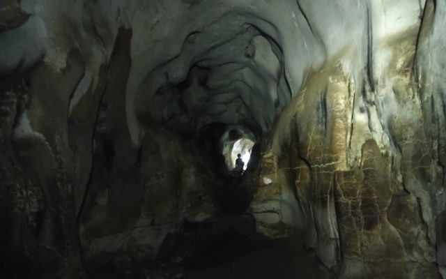 L'intérieur de la grotte Hariton, en Cisjordanie. (Crédit : capture d'écran Google Earth)