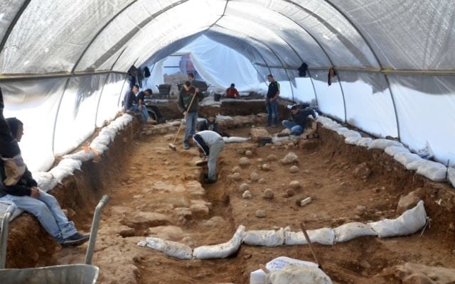 Le site d'excavation dans le Russian Compound. On peut voir les pierres sur le sol, qui sont les preuves tangibles de la bataille (Crédit : Yoli Shwartz / Israel Antiquities Authority)