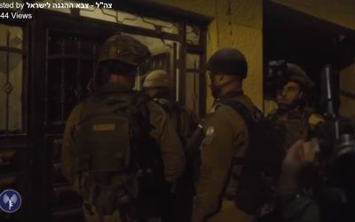 Les soldats israéliens au domicile d'un terroriste du Hamas qui a dirigé l'attentat d'octobre 2015 qui a tué Eitam et Naama Henkin, le 11 octobre 2016. (Crédit : capture d'écran Facebook/armée israélienne)