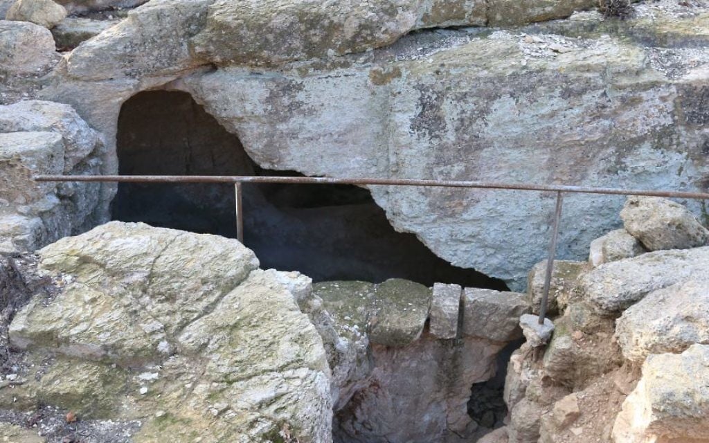 Une ancienne grotte funéraire juive dans les jardins archéologiques de Ramat Rachel (Crédit : Shmuel Bar-Am)